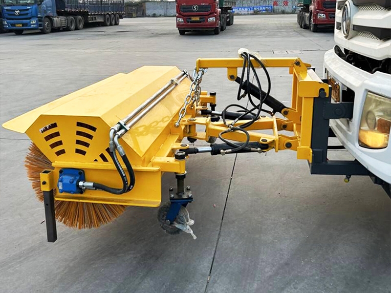 內蒙古高速，上線凱信掃雪滾和推雪鏟，大大提高除雪效率